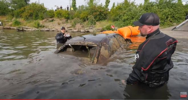 Người đàn ông tìm thấy một chiếc ô tô dưới nước với một xác chết ngồi trong đó suốt 12 năm 2