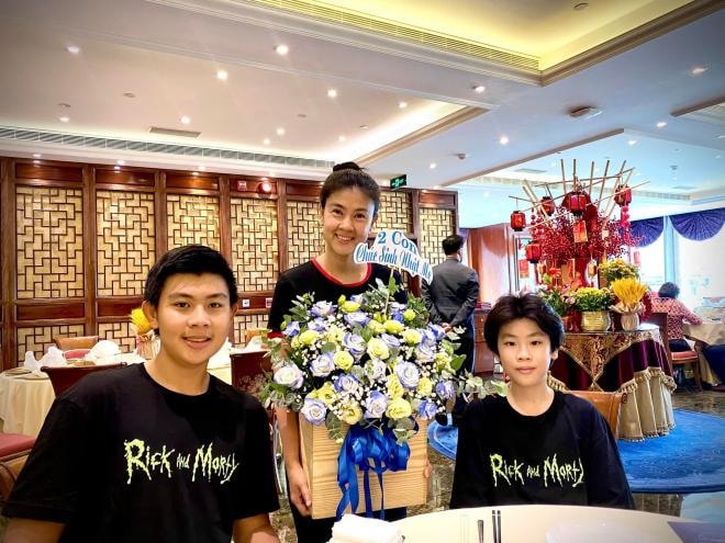 kim-thu-mung-sinh-nhat-am-cung-ben-hai-con-anh-moi-nhat-cua-hai-quy-tu-nha-nu-dien-vien-gay-chu-y-1-ngoisaovn-w2048-h1536 3