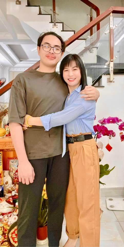 cat-phuong-khoe-duoc-om-trai-tre-nhung-ai-nay-bat-ngua-vi-mi-nam-cao-rao-va-banh-bao-la-ma-quen-nay-1-ngoisaovn-w484-h960 2