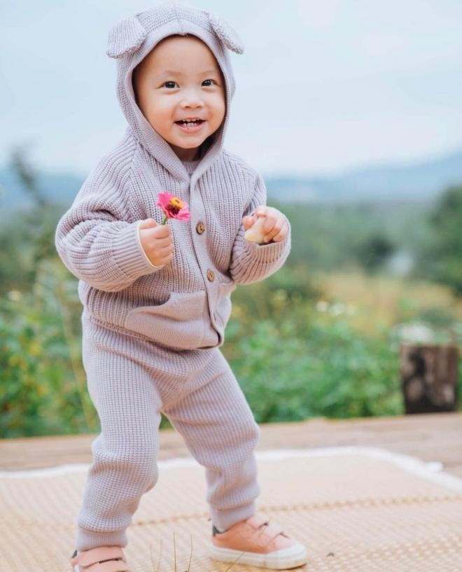 lan-dau-ve-que-me-cap-sinh-doi-cua-ha-ho-cung-xiu-lisa-mua-hoa-leon-nhay-nhot-roi-bat-chap-lan-ra-ngu-ngon-lanh-16-ngoisaovn-w1284-h1590 2 lan-dau-ve-que-me-cap-sinh-doi-cua-ha-ho-cung-xiu-lisa-mua-hoa-leon-nhay-nhot-roi-bat-chap-lan-ra-ngu-ngon-lanh-16-ngoisaovn-w1284-h1590 2