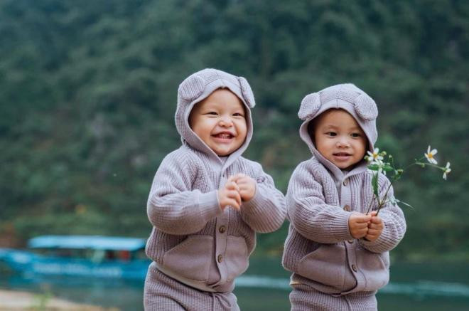 lan-dau-ve-que-me-cap-sinh-doi-cua-ha-ho-cung-xiu-lisa-mua-hoa-leon-nhay-nhot-roi-bat-chap-lan-ra-ngu-ngon-lanh-4-ngoisaovn-w1266-h839 14 lan-dau-ve-que-me-cap-sinh-doi-cua-ha-ho-cung-xiu-lisa-mua-hoa-leon-nhay-nhot-roi-bat-chap-lan-ra-ngu-ngon-lanh-4-ngoisaovn-w1266-h839 14