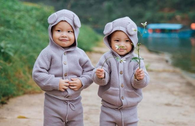 lan-dau-ve-que-me-cap-sinh-doi-cua-ha-ho-cung-xiu-lisa-mua-hoa-leon-nhay-nhot-roi-bat-chap-lan-ra-ngu-ngon-lanh-8-ngoisaovn-w1284-h834 10 lan-dau-ve-que-me-cap-sinh-doi-cua-ha-ho-cung-xiu-lisa-mua-hoa-leon-nhay-nhot-roi-bat-chap-lan-ra-ngu-ngon-lanh-8-ngoisaovn-w1284-h834 10