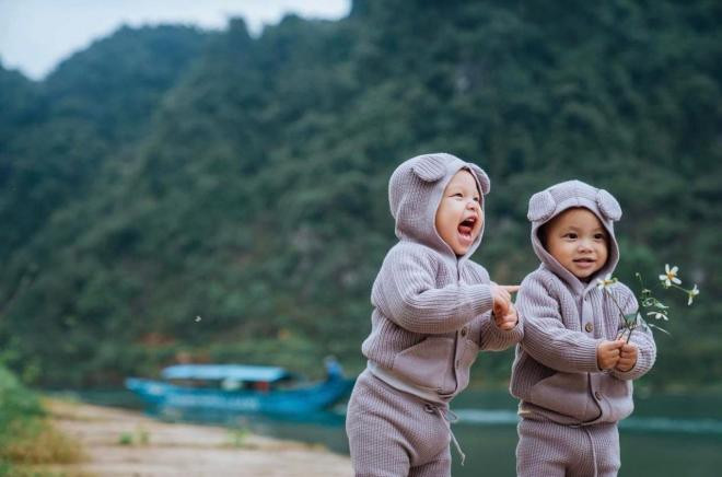 lan-dau-ve-que-me-cap-sinh-doi-cua-ha-ho-cung-xiu-lisa-mua-hoa-leon-nhay-nhot-roi-bat-chap-lan-ra-ngu-ngon-lanh-9-ngoisaovn-w1284-h850 9 lan-dau-ve-que-me-cap-sinh-doi-cua-ha-ho-cung-xiu-lisa-mua-hoa-leon-nhay-nhot-roi-bat-chap-lan-ra-ngu-ngon-lanh-9-ngoisaovn-w1284-h850 9