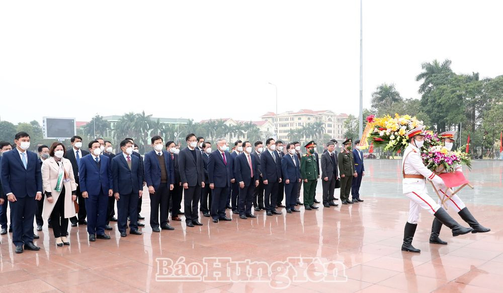 Đồng chí Chánh án Tòa án nhân dân tối cao Nguyễn Hòa Bình và các đại biểu dâng hoa tại Tượng đài Tổng Bí thư Nguyễn Văn Linh