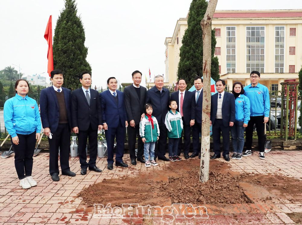 Đồng chí Chánh án Tòa án nhân dân tối cao Nguyễn Hòa Bình và các đại biểu tham gia trồng cây hưởng ứng Tết trồng cây đời đời nhớ ơn Bác Hồ - Xuân Nhâm Dần 2022