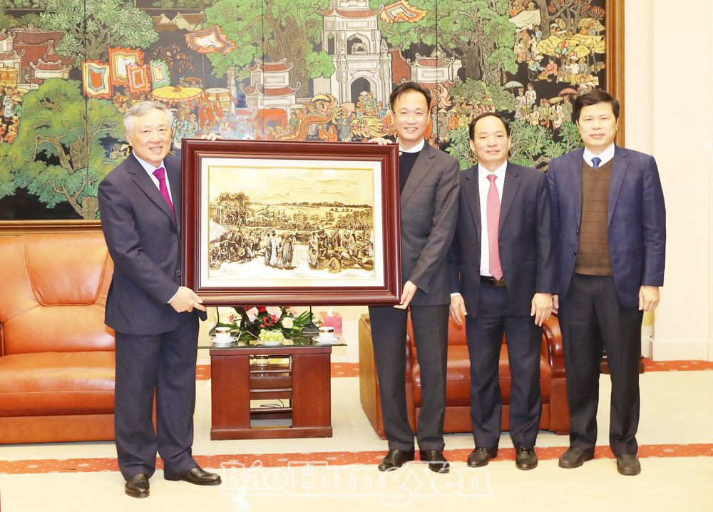 Các đồng chí Thường trực Tỉnh ủy trao bức tranh “Phố Hiến xưa” tặng đồng chí Chánh án Tòa án nhân dân tối cao Nguyễn Hòa Bình