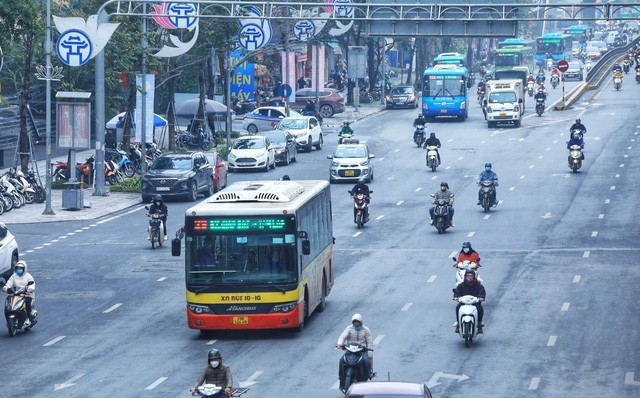 Xe bus Hà Nội hoạt động 100% công suất - Ảnh 1.