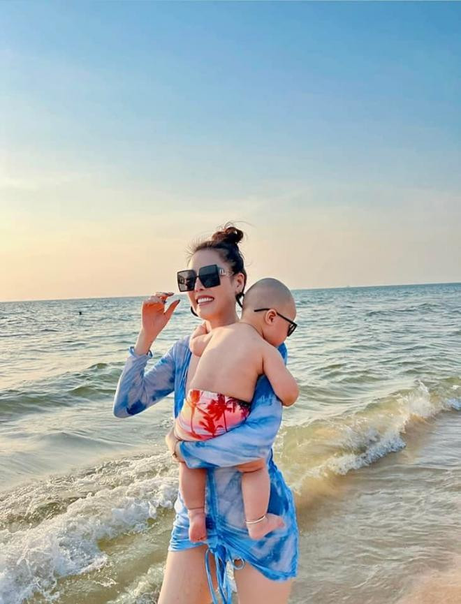 que-van-gia-nhap-duong-dua-bikini-dau-nam-body-nuot-na-chuan-tung-centimet-do-ai-biet-da-la-me-3-con-15-ngoisaovn-w732-h960 2 que-van-gia-nhap-duong-dua-bikini-dau-nam-body-nuot-na-chuan-tung-centimet-do-ai-biet-da-la-me-3-con-15-ngoisaovn-w732-h960 2