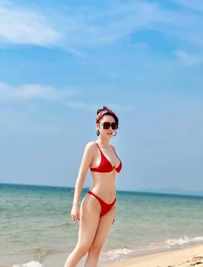 que-van-gia-nhap-duong-dua-bikini-dau-nam-body-nuot-na-chuan-tung-centimet-do-ai-biet-da-la-me-3-con-5-ngoisaovn-w730-h960 12 que-van-gia-nhap-duong-dua-bikini-dau-nam-body-nuot-na-chuan-tung-centimet-do-ai-biet-da-la-me-3-con-5-ngoisaovn-w730-h960 12