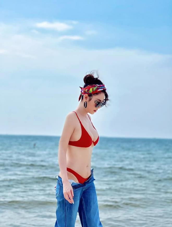 que-van-gia-nhap-duong-dua-bikini-dau-nam-body-nuot-na-chuan-tung-centimet-do-ai-biet-da-la-me-3-con-9-ngoisaovn-w728-h960 8 que-van-gia-nhap-duong-dua-bikini-dau-nam-body-nuot-na-chuan-tung-centimet-do-ai-biet-da-la-me-3-con-9-ngoisaovn-w728-h960 8