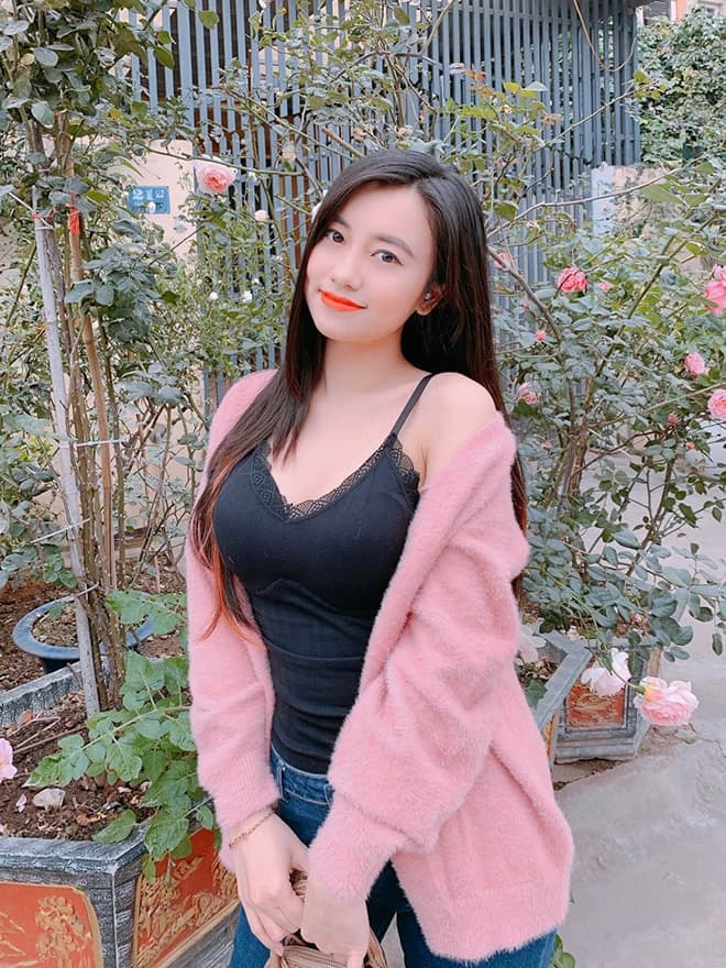 'Chị ong vàng' Phạm Thúy Quỳnh đăng ảnh gợi cảm, BTV Hữu Bằng bình luận ra sao mà dân mạng rần rần? 7