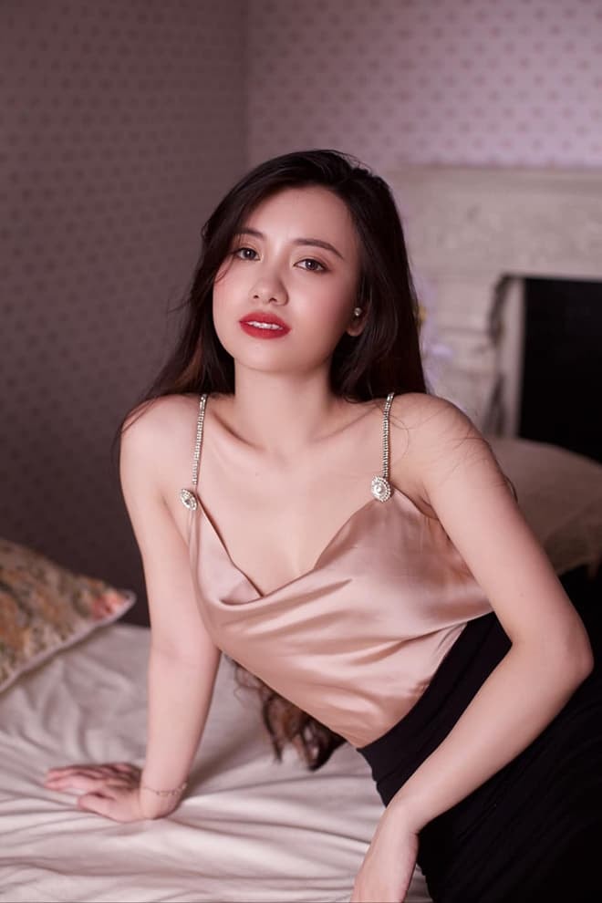 'Chị ong vàng' Phạm Thúy Quỳnh đăng ảnh gợi cảm, BTV Hữu Bằng bình luận ra sao mà dân mạng rần rần? 3