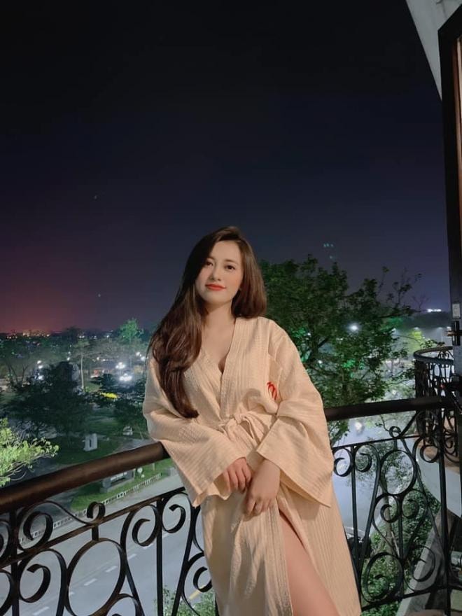 'Chị ong vàng' Phạm Thúy Quỳnh đăng ảnh gợi cảm, BTV Hữu Bằng bình luận ra sao mà dân mạng rần rần? 2