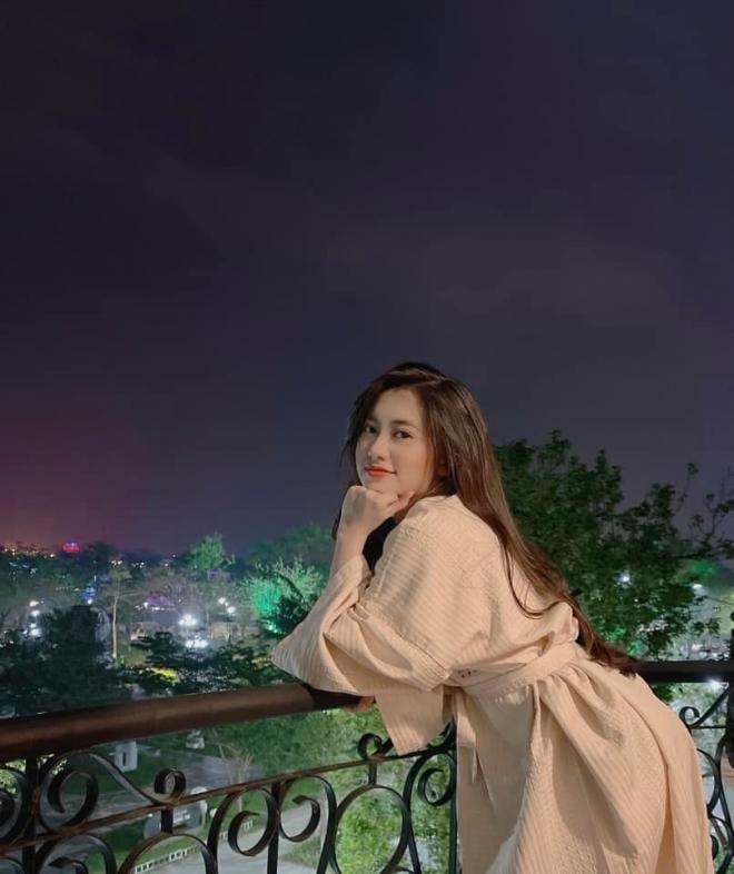 'Chị ong vàng' Phạm Thúy Quỳnh đăng ảnh gợi cảm, BTV Hữu Bằng bình luận ra sao mà dân mạng rần rần? 1