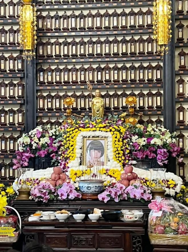 le-cung-49-ngay-cua-co-nsut-thanh-kim-hue-khong-gian-am-cung-trang-trong-chong-doi-tang-day-thuong-nho-8-ngoisaovn-w718-h960 4