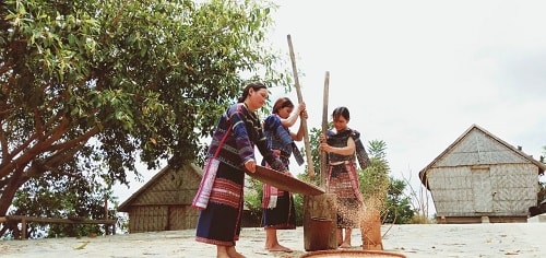 thieu-nu-bah-nar-tren-que-huong-anh-hung-nup-w500-h236.JPG