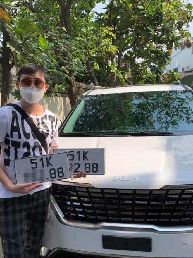 Kim Tiểu Long về nước tậu xế hộp mới, khoe luôn biển số siêu đẹp trong ngày vía Thần Tài 3
