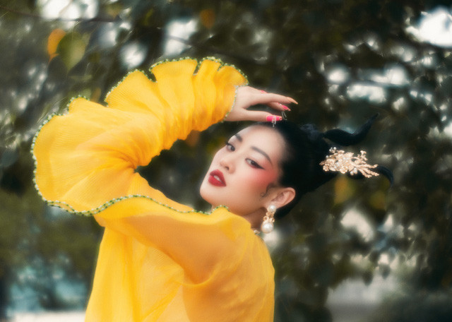 Hoa hậu Khánh Vân khoe sắc với áo dài đầu năm mới - Ảnh 5.