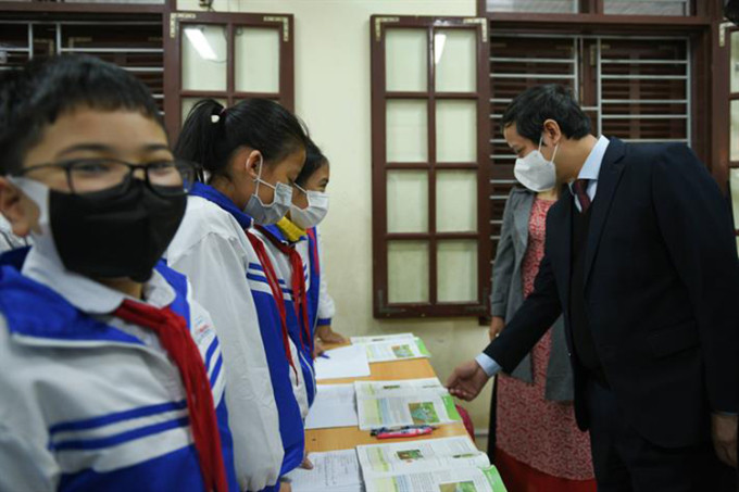 Bộ trưởng kiểm tra tại Trường THCS Kênh Giang (huyện Thủy Nguyên, Hải Phòng) ngày 9/2. Ảnh: MOET