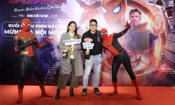 Vợ chồng diễn viên Minh Tiệp (giữa) tại buổi chiếu đặc biệt Spider-Man: No Way Home cho khán giả Hà Nội. Ảnh: Galaxy