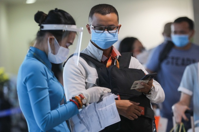 Hành khách làm thủ tục tại sân bay Tân Sơn Nhất, tháng 1/2022. Ảnh: Quỳnh Trần
