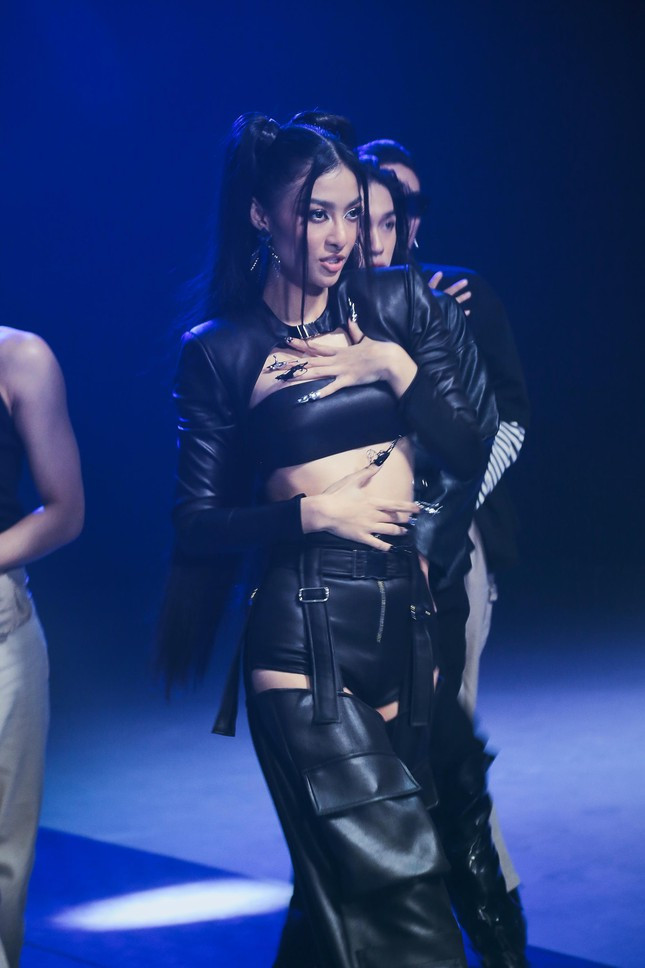 Á hậu Kiều Loan chính thức lấn sân làm ca sĩ, hé lộ loạt ảnh nóng bỏng trong MV đầu tay ảnh 3