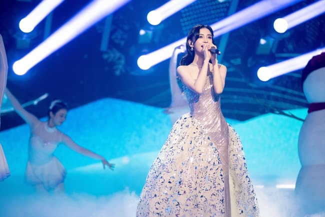  Hậu ly hôn, Angelababy khiến dân mạng trầm trồ với loạt ảnh 'xinh xỉu' như gái đôi mươi khi đi trượt tuyết 2
