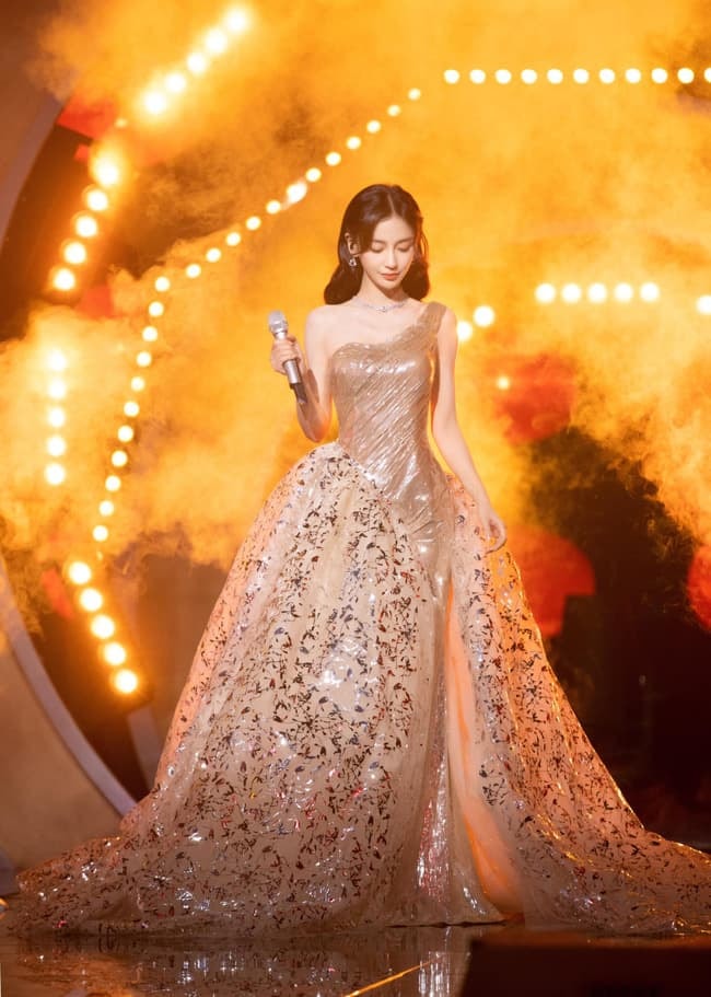  Hậu ly hôn, Angelababy khiến dân mạng trầm trồ với loạt ảnh 'xinh xỉu' như gái đôi mươi khi đi trượt tuyết 1