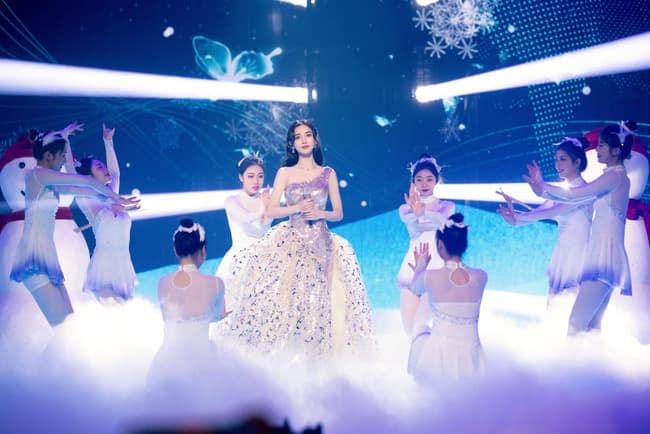 Hậu ly hôn, Angelababy khiến dân mạng trầm trồ với loạt ảnh 'xinh xỉu' như gái đôi mươi khi đi trượt tuyết 0
