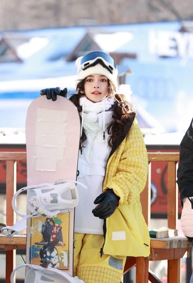  Hậu ly hôn, Angelababy khiến dân mạng trầm trồ với loạt ảnh 'xinh xỉu' như gái đôi mươi khi đi trượt tuyết 2