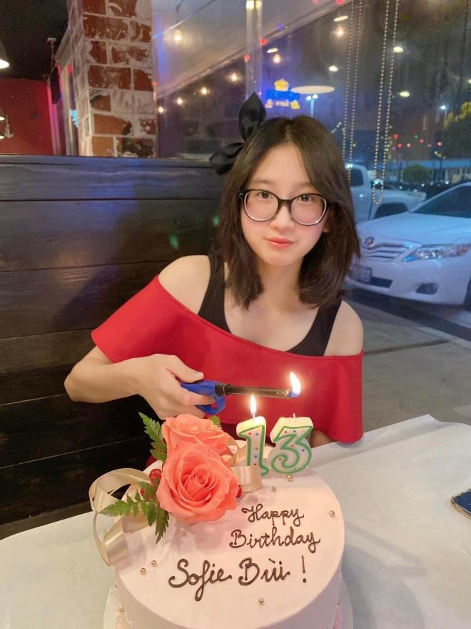 Ái nữ của diễn viên 'Gái nhảy' Minh Thư cực xinh đẹp, ra dáng thiếu nữ trong tiệc sinh nhật đón tuổi 13 0 Ái nữ của diễn viên 'Gái nhảy' Minh Thư cực xinh đẹp, ra dáng thiếu nữ trong tiệc sinh nhật đón tuổi 13 0