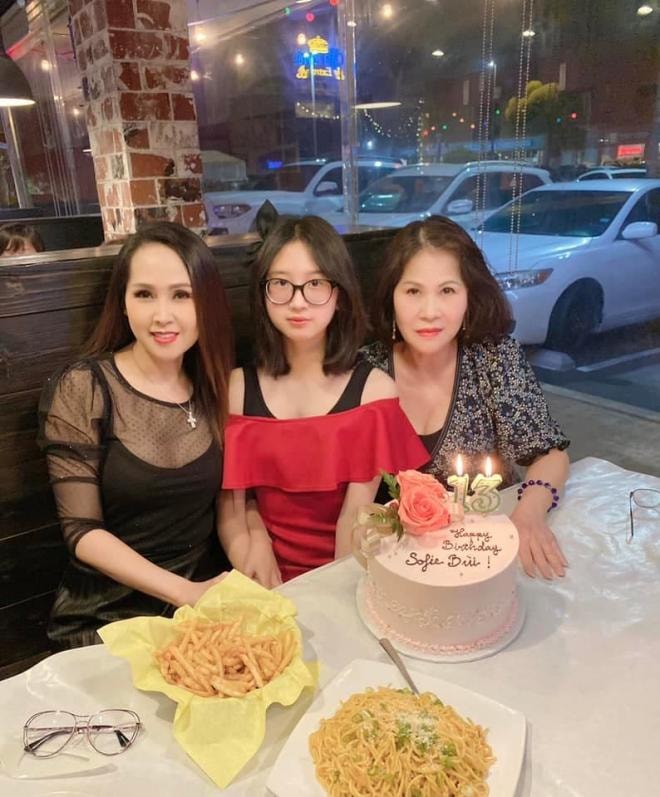 Ái nữ của diễn viên 'Gái nhảy' Minh Thư cực xinh đẹp, ra dáng thiếu nữ trong tiệc sinh nhật đón tuổi 13 9 Ái nữ của diễn viên 'Gái nhảy' Minh Thư cực xinh đẹp, ra dáng thiếu nữ trong tiệc sinh nhật đón tuổi 13 9
