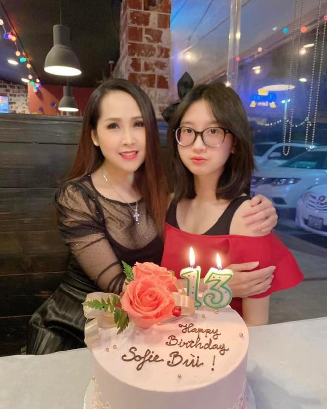Ái nữ của diễn viên 'Gái nhảy' Minh Thư cực xinh đẹp, ra dáng thiếu nữ trong tiệc sinh nhật đón tuổi 13 7 Ái nữ của diễn viên 'Gái nhảy' Minh Thư cực xinh đẹp, ra dáng thiếu nữ trong tiệc sinh nhật đón tuổi 13 7