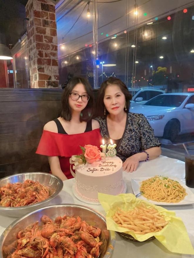 Ái nữ của diễn viên 'Gái nhảy' Minh Thư cực xinh đẹp, ra dáng thiếu nữ trong tiệc sinh nhật đón tuổi 13 5 Ái nữ của diễn viên 'Gái nhảy' Minh Thư cực xinh đẹp, ra dáng thiếu nữ trong tiệc sinh nhật đón tuổi 13 5