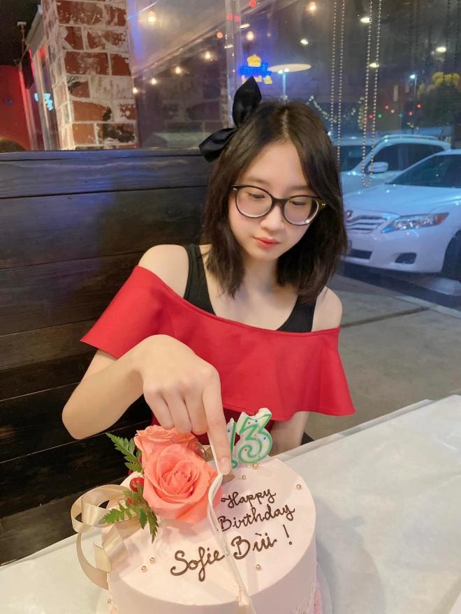 Ái nữ của diễn viên 'Gái nhảy' Minh Thư cực xinh đẹp, ra dáng thiếu nữ trong tiệc sinh nhật đón tuổi 13 4 Ái nữ của diễn viên 'Gái nhảy' Minh Thư cực xinh đẹp, ra dáng thiếu nữ trong tiệc sinh nhật đón tuổi 13 4