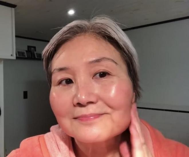 Beauty blogger chia sẻ bí quyết trẻ hóa da ở tuổi 61, làn da căng bóng khiến các cô gái trẻ cũng trầm trồ 11
