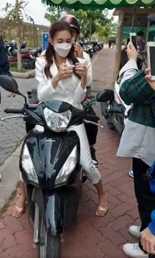 hoa-hau-thuy-tien-chay-show-bang-xe-may-con-22phuc-vu22-cho-ca-tro-li-4-ngoisaovn-w514-h855 3