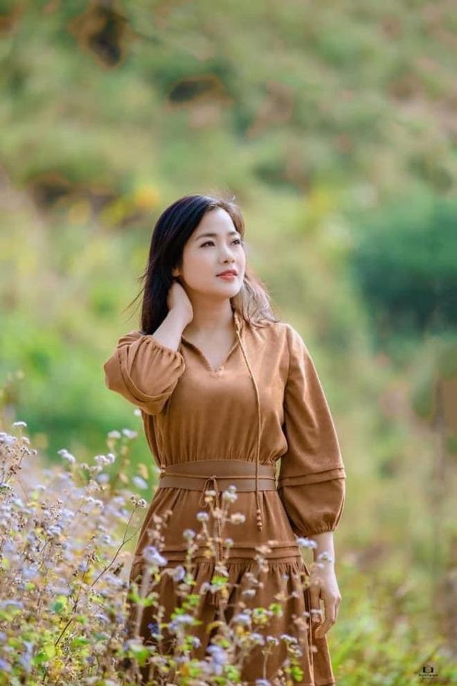 Nhan sắc đời thường khác xa trên phim 'Lối về miền hoa' của 'gái ế' Đàm Hằng  10