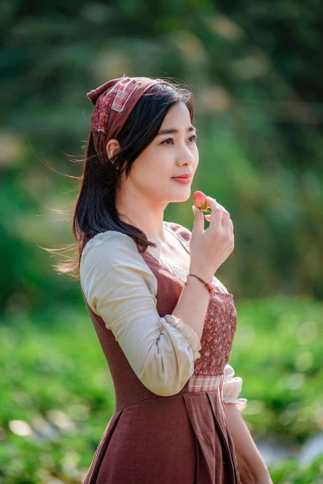 Nhan sắc đời thường khác xa trên phim 'Lối về miền hoa' của 'gái ế' Đàm Hằng  9