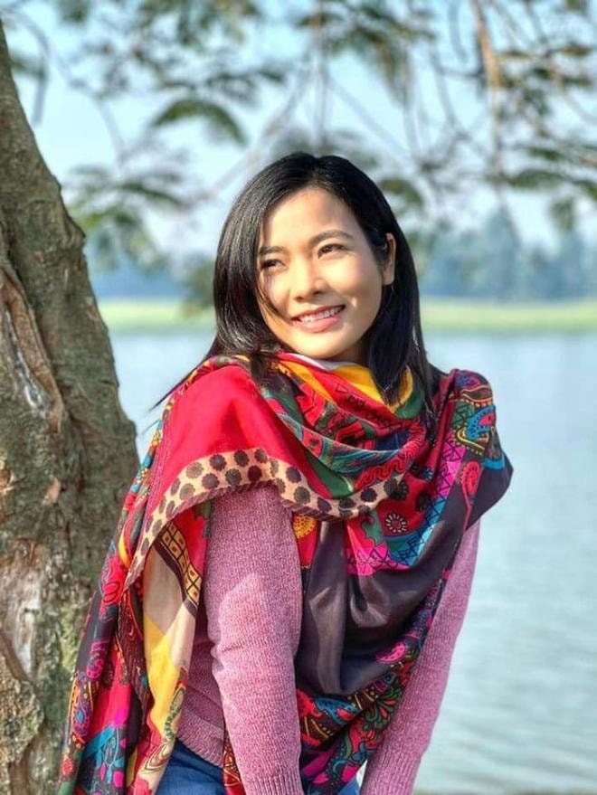 Nhan sắc đời thường khác xa trên phim 'Lối về miền hoa' của 'gái ế' Đàm Hằng  6