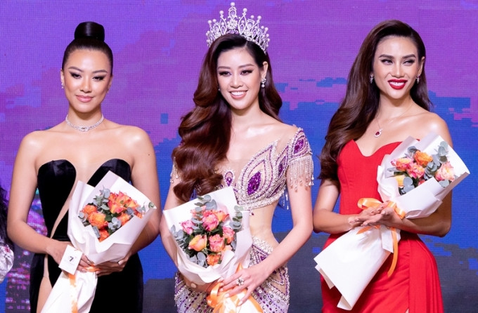 Võ Hoàng Yến (đầm đỏ) cùng Khánh Vân (giữa) và Kim Duyên tại họp báo cuộc thi sáng 22/2 ở TP HCM. Ảnh: Miss Universe Vietnam