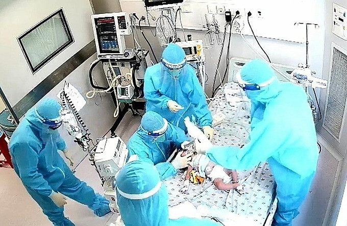 Một bệnh nhi Covid-19 nặng được điều trị tại Bệnh viện Nhi đồng Thành phố, ảnh qua camera theo dõi. Ảnh:Bệnh viện Nhi đồng Thành phố