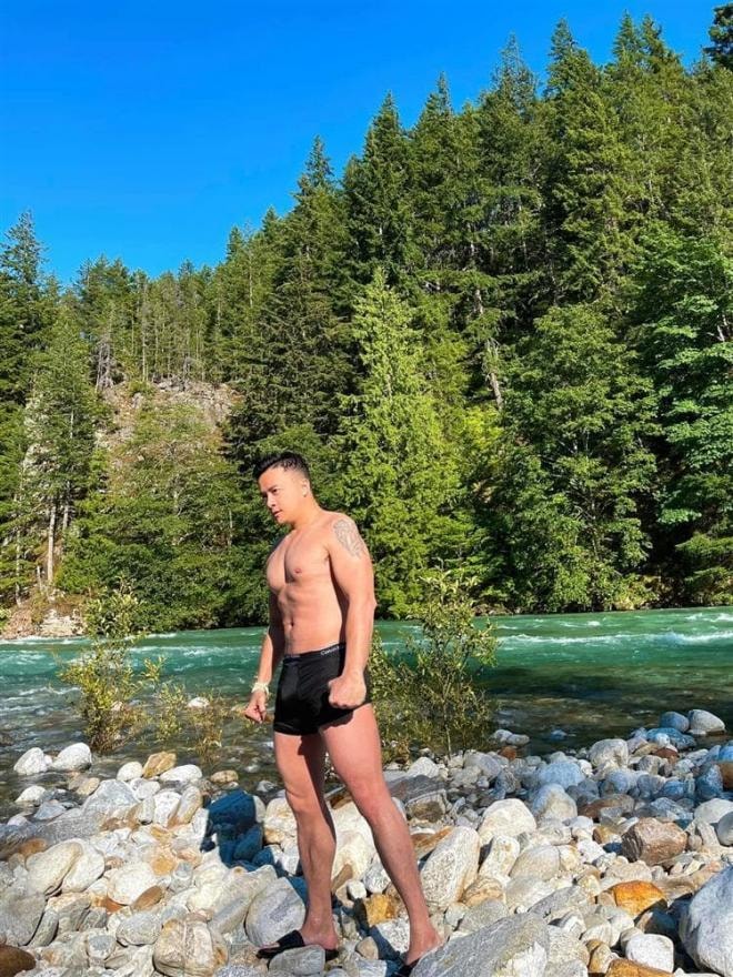 cao-thai-son-gay-soc-khi-khoe-anh-khong-mac-do-3-ngoisaovn-w750-h1000 1