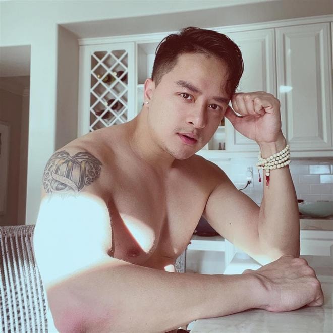 cao-thai-son-gay-soc-khi-khoe-anh-khong-mac-do-4-ngoisaovn-w1000-h1000 0
