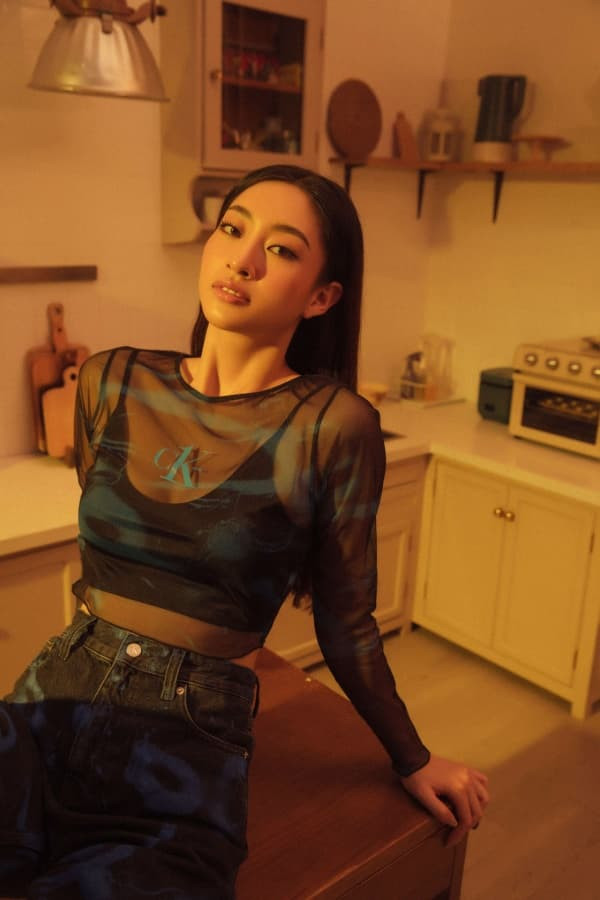dien-bikini-day-sang-trong-nhu-luong-thuy-linh-nang-hau-10x-quyen-ru-het-co-va-khoe-tron-vong-eo-con-kien-3-ngoisaovn-w600-h900 2