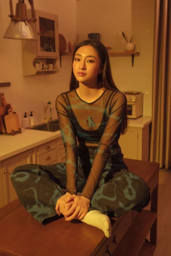dien-bikini-day-sang-trong-nhu-luong-thuy-linh-nang-hau-10x-quyen-ru-het-co-va-khoe-tron-vong-eo-con-kien-4-ngoisaovn-w600-h900 1