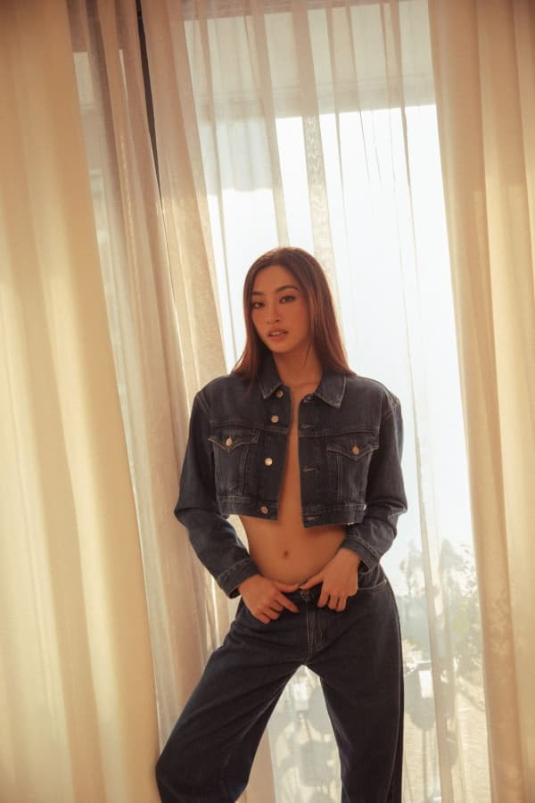 dien-bikini-day-sang-trong-nhu-luong-thuy-linh-nang-hau-10x-quyen-ru-het-co-va-khoe-tron-vong-eo-con-kien-6-ngoisaovn-w600-h900 0
