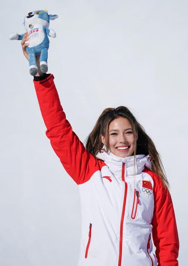 'Công chúa tuyết' đạt huy chương vàng Olympic 2022 Trung Quốc gây sốt với loạt ảnh diện đầm xẻ sâu quyến rũ như mỹ nhân Hollywood 4