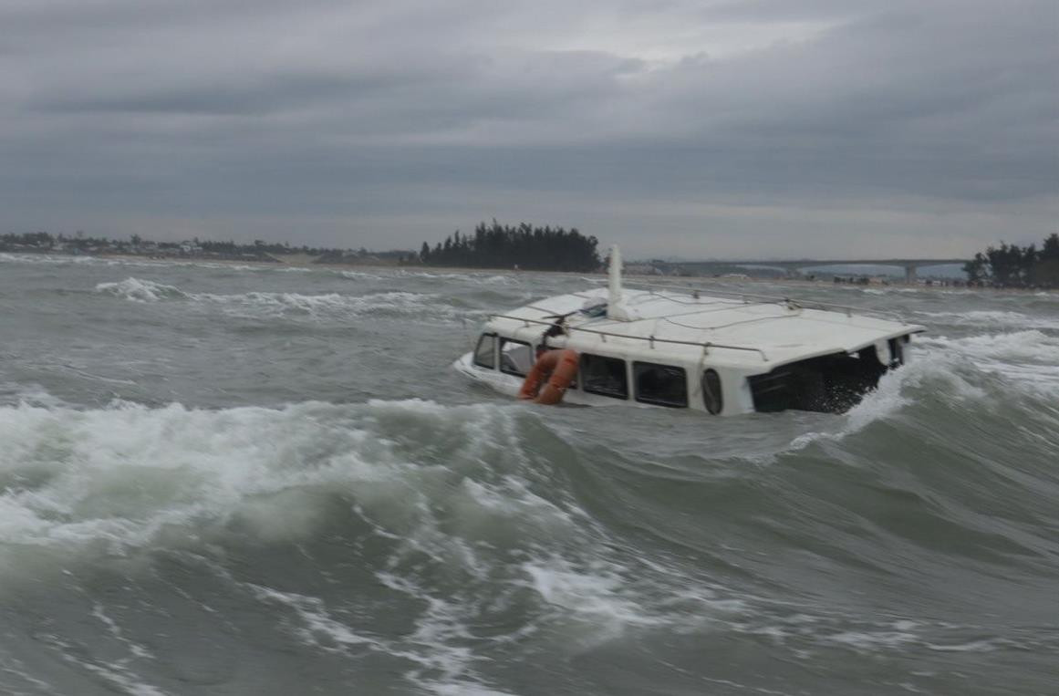 Vụ chìm ca nô du lịch: 13 người chết, 4 người mất tích