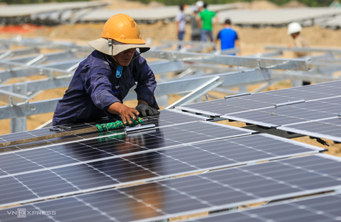 Công nhân vệ sinh các tấm pin năng lượng mặt trời tại một dự án ở Ninh Thuận. Ảnh: Quỳnh Trần